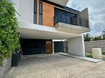 Casa · 285m² · 3 Recámaras · 3 Estacionamientos · Casa en Venta en Alquerías de Pozos