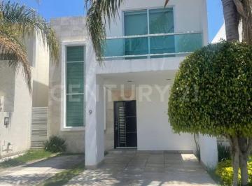 Casa · 234m² · 2 Recámaras · 2 Estacionamientos · Venta de Casa en Puebla