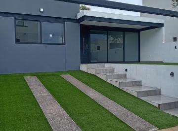 Entrada casa estacionamiento para dos autos · Casa Nueva de 2 Recámaras, Techos Altos y Seguridad en Cond