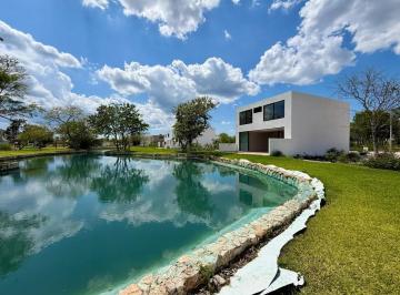 1 · Casa en Venta 4 Habitaciones Frente Al Lago en Privada Altozano Merida Yucatan