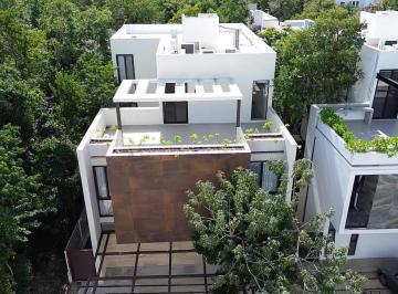 Casa · 440m² · 5 Recámaras · 2 Estacionamientos · Venta Renta Casa en Playa del Carmen