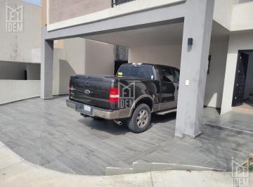 Casa · 163m² · 2 Recámaras · 3 Estacionamientos · 0807 - Casa en Venta en Dominio Cumbres