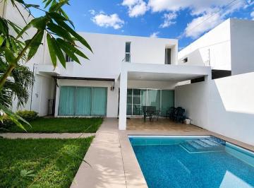 Casa · 220m² · 3 Recámaras · 2 Estacionamientos · Casa en Venta en Xcumpich a Unos Pasos de Plaza Galerías