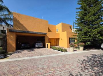 Casa · 600m² · 3 Recámaras · 4 Estacionamientos · Residencia de Autor en Venta en Huertas del Carmen
