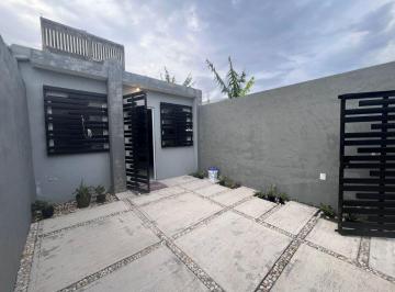 Casa de 2 habitaciones, Medellín · Rento Casa Semiamueblada en Puente Moreno. 1 Piso. 2 Recámaras