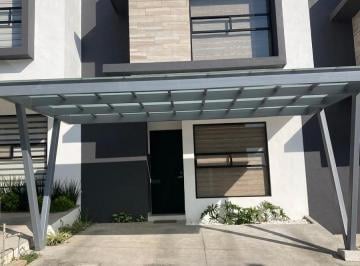 Casa · 3 Recámaras · 2 Estacionamientos · Casa Semiamueblada en Renta Zona Altozano Morelia