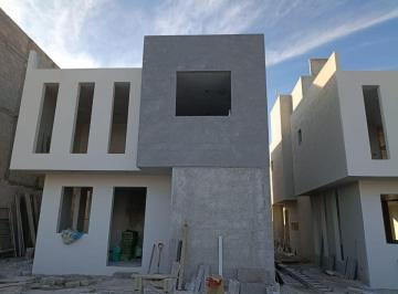 Casa de 3 habitaciones, Pachuca · Privada de Pocas Casas en Santa Julia, Cerca de Servicios Casas 3 Niveles, 3 Rec. 14om² Terreno!