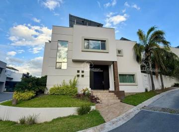 Casa de 3 habitaciones, Santa Catarina · Renta Casa Amueblada con Alberca Almena II
