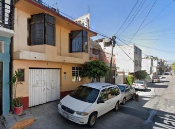 Casa de 6 habitaciones, Alvaro Obregón · Casa con 5 Departamentos, en Alvaro Obregón con 140 m² y 6 Recámaras en Venta, Remate Bancario.