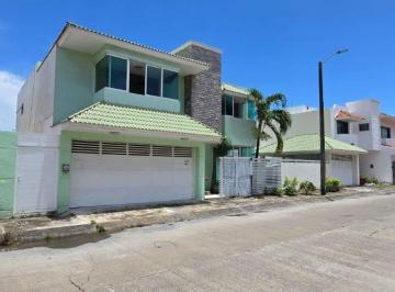Casa de 3 habitaciones, Medellín · Casa en Venta con Alberca en Fraccionamiento Las Palmas