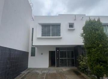 Casa de 3 habitaciones, Zapopan · Casa en Venta Junto a Natura Bosque, Calle Privada