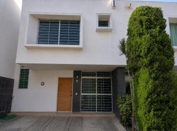 Casa de 3 habitaciones, Zapopan · Casa en Venta Junto a Natura Bosque, Calle Privada