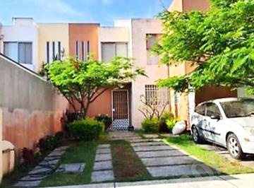Casa de 3 habitaciones, Morelia · Casa de Dos Niveles, con Superficie de Terreno de 160 m² con 3 Recámaras en Venta en Real Universida
