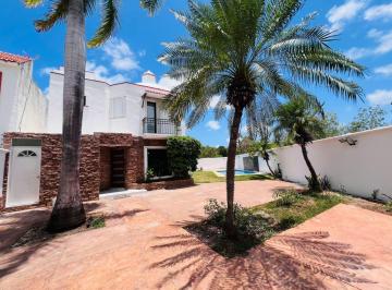 Casa · 205m² · 4 Recámaras · 5 Estacionamientos · Casa en Renta de 4 Recámaras con Jardín Grande y Alberca