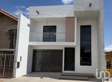 Casa · 241m² · 3 Recámaras · 2 Estacionamientos · Casa Nueva en Venta con Recamara en Planta Baja a Unos m de Fco Villarreal y Ejército Nacional