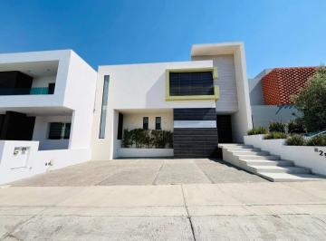 Casa · 325m² · 3 Estacionamientos · Casa en Venta en San Jerónimo