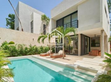 Villa · 300m² · 4 Recámaras · 2 Estacionamientos · Villa en Venta de 4 Recamaras con Alberca Privada Ubicada en Residencial Tulum