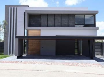 Casa de 4 habitaciones, Querétaro · Arquitectura Que Trasciende - Altozano, Querétaro