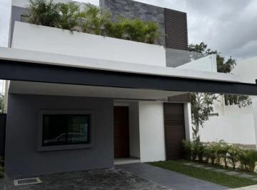 Casa · 291m² · 4 Recámaras · 3 Estacionamientos · Se Renta Casa Via Cumbres Av Colosio y Huayacan, Cancun