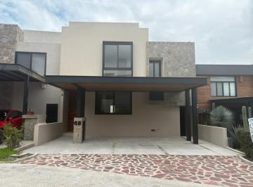 Casa · 250m² · 4 Recámaras · 2 Estacionamientos · Casa en Renta Altozano, 4 Recámaras, Cochera Techada
