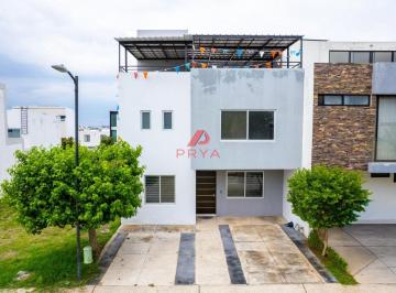 Casa en condominio de 4 habitaciones, Zapopan · Casa en Venta en Valle Imperial, Zapopan, de 4 Recámaras y Roof Garden.