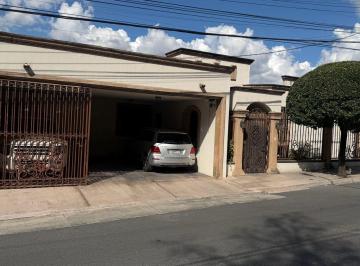 Casa · 860m² · 4 Recámaras · 3 Estacionamientos · Venta de Casa en Vista Hermosa