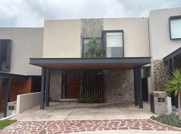 Casa · 320m² · 3 Recámaras · 2 Estacionamientos · Casa en Renta Altozano, 3 Niveles, Terraza