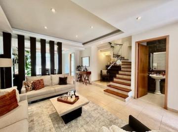 Casa · 342m² · 4 Recámaras · 4 Estacionamientos · Casa en Venta de 3 Habitaciones con Opción a 4ª Recámara en Metepec
