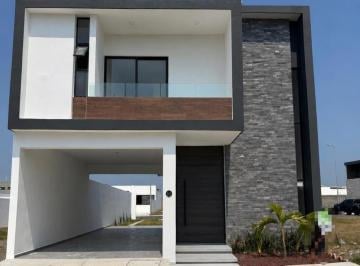 Casa · 175m² · 3 Recámaras · 4 Estacionamientos · Lomas de La Rioja II Casa en Venta Frente a Parque y Cochera Para 4 Autos.