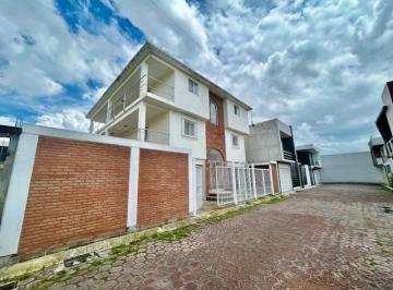 Casa · 500m² · 5 Recámaras · 4 Estacionamientos · Casa en Venta en Metepec con Jardín y 5 Recámaras – Salida a Cdmx