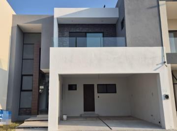 Casa · 237m² · 3 Recámaras · 2 Estacionamientos · Lomas de La Rioja II, Casa Enventa con Amplio Jardín, Lado Sombra.
