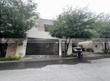 Casa · 224m² · 4 Recámaras · 2 Estacionamientos · Casa en Venta en Cumbres San Agustín