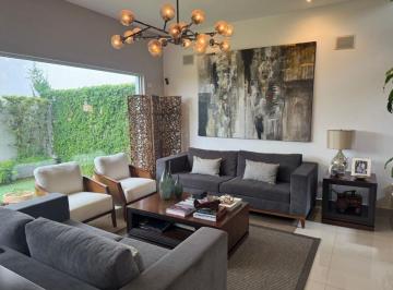 Casa de 3 habitaciones, Santa Catarina · Casa Semiamueblada en Renta en Residencial Olinca Valle Poniente