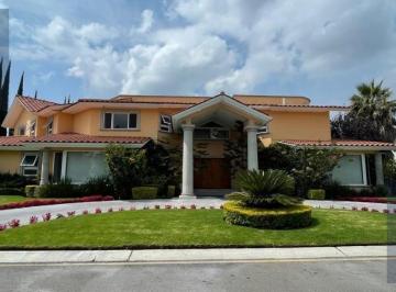 Casa · 1066m² · 5 Recámaras · 7 Estacionamientos · Casa en Fraccionamiento El Campanario