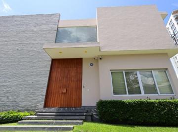 Casa en condominio · 700m² · 3 Recámaras · 6 Estacionamientos · Casa en Venta en Puerta Las Lomas