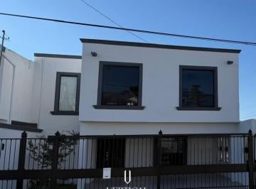 Casa · 173m² · 3 Recámaras · 2 Estacionamientos · Equipada Casa en Venta en Fracc. Campanario