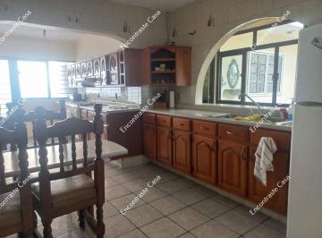 Casa de 5 habitaciones, Uruapan · Casa de 200 m² con 5 Recámaras en Venta en La Magdalena