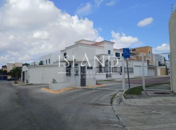Casa · 200m² · 4 Recámaras · 4 Estacionamientos · Casa Amueblada en Renta Supermanzana 11 en Cancún