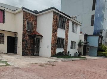Casa de 3 habitaciones, Guadalajara · Bonita Casa en Coto de 12 Casas en Av del Parque a un Costado de La Caja Popular