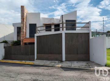 Casa · 297m² · 4 Recámaras · 2 Estacionamientos · Casa en Venta en Fraccionamiento La Trinidad, San Andrés Cholula, Puebla