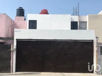 Casa · 120m² · 6 Recámaras · 2 Estacionamientos · Casa en Venta en Col. Loma Bella a 10 Min. de Periplaza