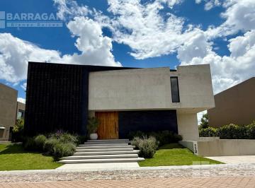 Casa · 666m² · 3 Recámaras · 8 Estacionamientos · Casa en Venta en El Campanario
