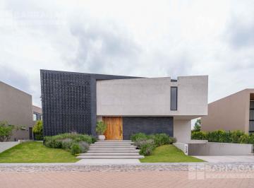 Casa · 666m² · 3 Recámaras · 8 Estacionamientos · Casa en Venta en El Campanario