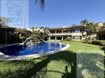 Casa · 961m² · 9 Recámaras · 3 Estacionamientos · Venta Casa Fraccionamiento Tabachines, Cuernavaca Morelos.