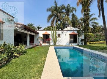 Casa · 663m² · 6 Recámaras · 6 Estacionamientos · Venta Casa Zona Dorada, Cuernavaca Morelos.