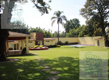 Casa · 390m² · 7 Recámaras · 8 Estacionamientos · Venta Casa en Fracc. Jardines de Ahuatepec, Cuernavaca Morelos.