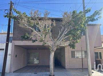 Casa · 282m² · 4 Recámaras · 1 Estacionamiento · Casa 4 Recámaras 1 en Planta Baja Fracc. Las Misiones por Pedro Rosales a Unos m de Gomez Morin