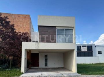 Casa · 240m² · 3 Recámaras · 2 Estacionamientos · Venta de Casa, Parque Baja California Sur, Lomas de Angelopolis III, Puebla