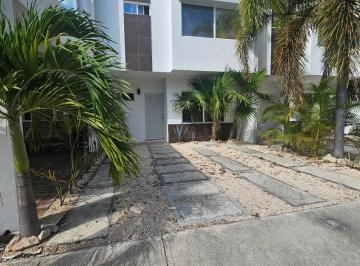 Casa de 3 habitaciones, Solidaridad · Casa 3 Recámaras, 2.5 Baños, en Privada, Playa del Carmen, con Jardín, Estacionamiento Para 3 Autos