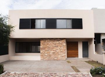 fdc80b3c9f5b66ecdacc7cda22b69713f94bb7b1efe768a55bea2fdae4b4a779 · Casa en Venta en Altozano Querétaro
